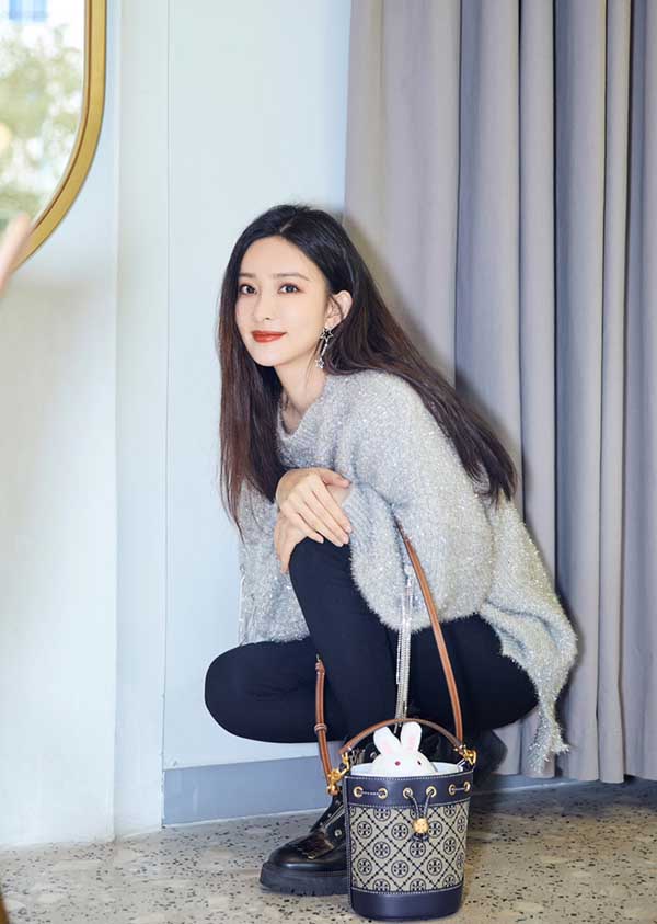 孟子义闪耀出街晒美图 造型休闲随性尽显利落气(图2) 孟子义闪耀出街晒美图 造型休闲随性尽显利落气(图2)