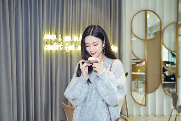 孟子义闪耀出街晒美图 造型休闲随性尽显利落气(图1) 孟子义闪耀出街晒美图 造型休闲随性尽显利落气(图1)