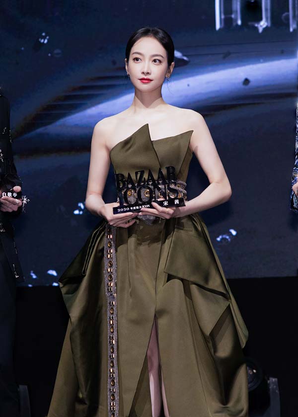 宋茜蝶舞恋花裙亮相时尚盛典 柔美浪漫获誉魅力(图4) 宋茜蝶舞恋花裙亮相时尚盛典 柔美浪漫获誉魅力(图4)