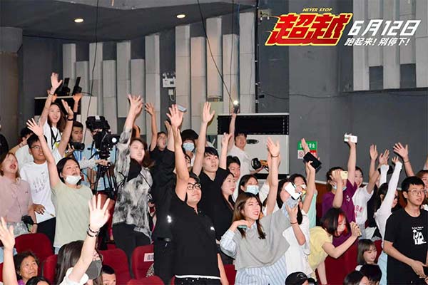 于文文献唱电影《超越》宣传曲 郑恺成都路演挑(图2) 于文文献唱电影《超越》宣传曲 郑恺成都路演挑(图2)
