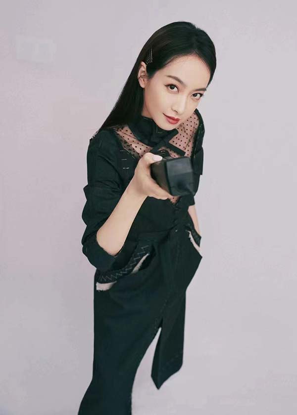 宋茜现身时尚展览活动 黑色解构撕边裙彰显个性魅力(图1)