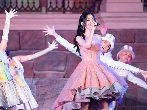 张靓颖演唱上海迪士尼全新主题曲 五周年庆典《绽放美妙惊喜》首曝(图3)