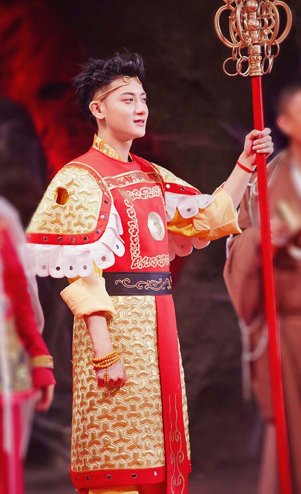 黄子韬《萌探探探案》化身齐天大圣 在线撒娇俘获众人(图4) 黄子韬《萌探探探案》化身齐天大圣 在线撒娇俘获众人(图4)