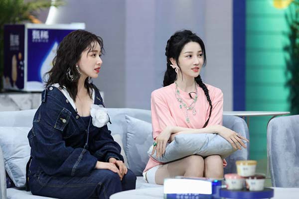 陈小纭《让生活好看》第二季晒童年萌照拍照姿势多年未变