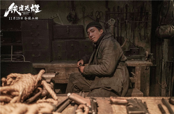 即将于11月19日全国上映的电影《铁道英雄》今日发布“英雄莫问出处”特辑,导演杨枫,主演张涵予、范伟、魏晨、周也、俞灏明整齐亮相,分别讲述创作心得和对角色的见解。面对凶狠狡猾、虎视眈眈的日寇,一群出身(图1) 即将于11月19日全国上映的电影《铁道英雄》今日发布“英雄莫问出处”特辑,导演杨枫,主演张涵予、范伟、魏晨、周也、俞灏明整齐亮相,分别讲述创作心得和对角色的见解。面对凶狠狡猾、虎视眈眈的日寇,一群出身(图1)