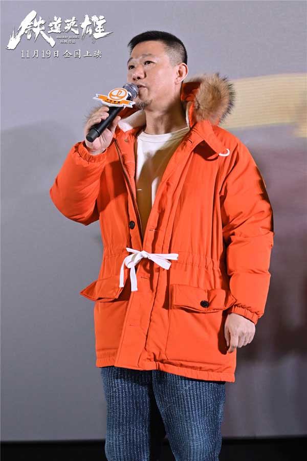 刘德华惊喜亮相电影《铁道英雄》青岛路演 与张涵予范伟上演“世纪同台”(图3) 刘德华惊喜亮相电影《铁道英雄》青岛路演 与张涵予范伟上演“世纪同台”(图3)