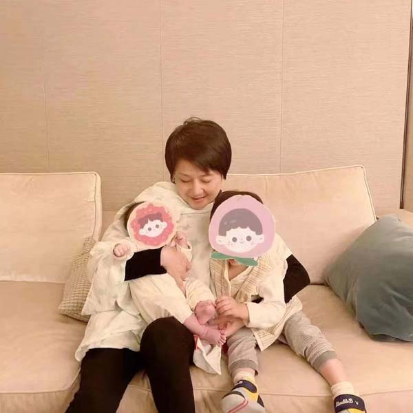 何猷君奚梦瑶晒儿女近照 梁安琪与孙子孙女幸福同框