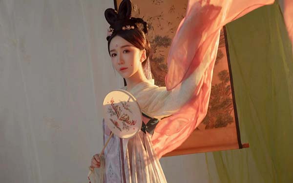 娄艺潇新歌《赤伶》上线 唐装造型尽显古韵(图2)