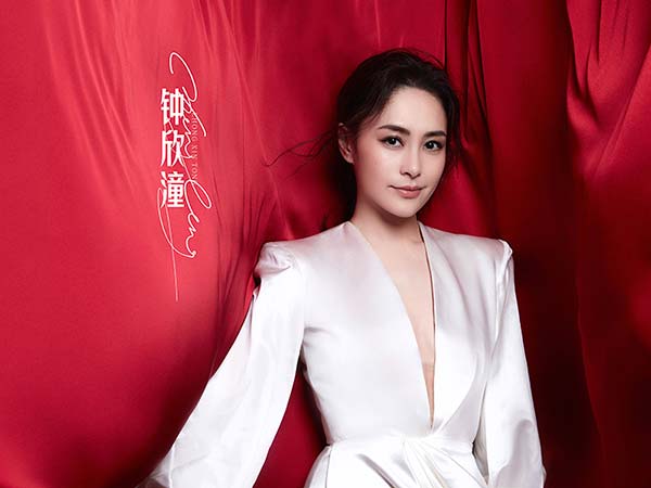 钟欣潼官宣加盟《乘风破浪》 不忘初心乘风起航