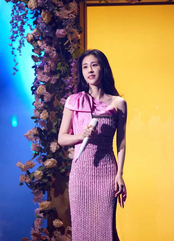 张碧晨八周年直播“回忆杀” 花式宠粉惊喜连麦(图7)