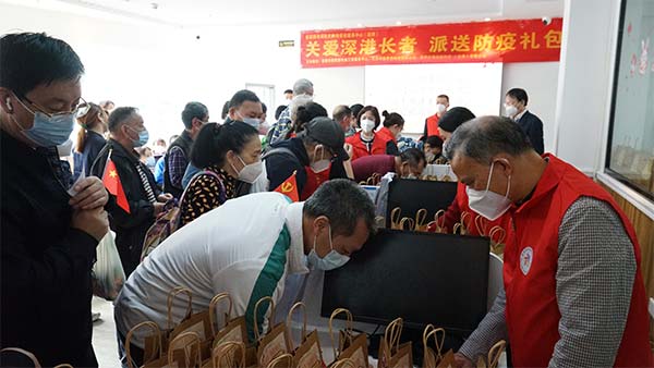 防疫礼包暖人心 深港长者欢聚新家园(图1) 防疫礼包暖人心 深港长者欢聚新家园(图1)
