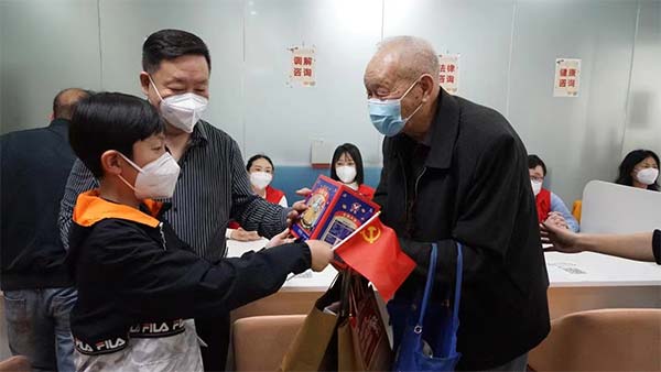 防疫礼包暖人心 深港长者欢聚新家园(图2) 防疫礼包暖人心 深港长者欢聚新家园(图2)
